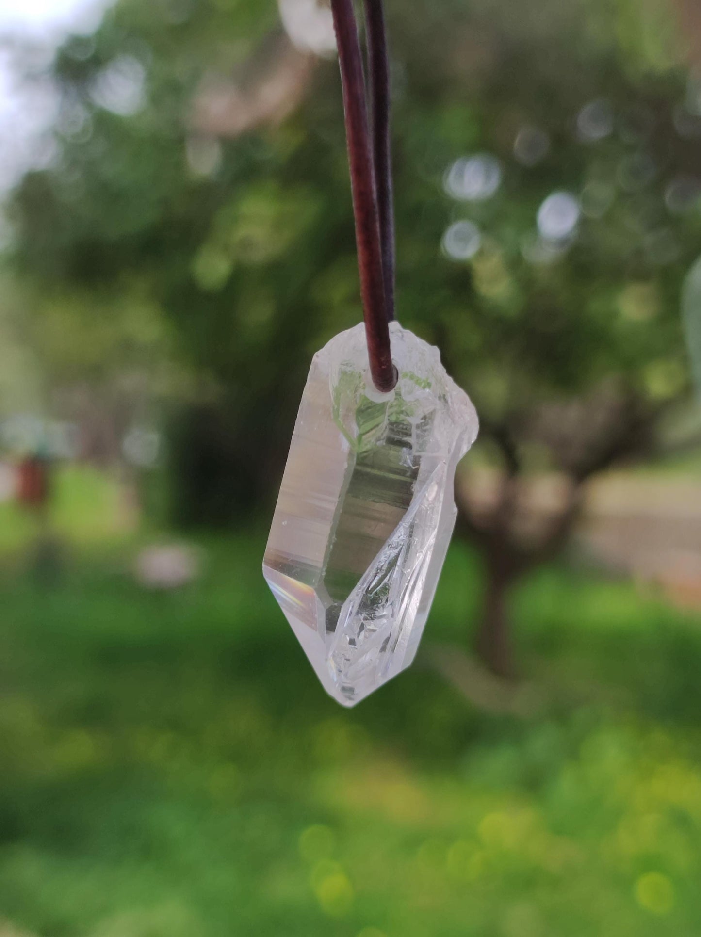 Pointe A de cristal de roche / quartz clair - Collier en pierre précieuse naturelle transparente, protectrice et guérissante. Cadeau pour homme, femme, ami(e), chakra porte-bonheur.