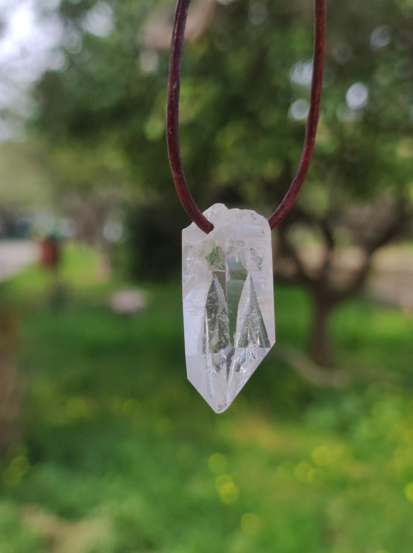 Pointe A de cristal de roche / quartz clair - Collier en pierre précieuse naturelle transparente, protectrice et guérissante. Cadeau pour homme, femme, ami(e), chakra porte-bonheur.