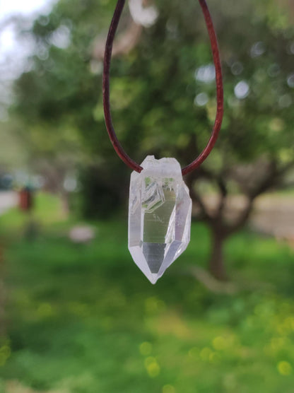Pointe A de cristal de roche / quartz clair - Collier en pierre précieuse naturelle transparente, protectrice et guérissante. Cadeau pour homme, femme, ami(e), chakra porte-bonheur.