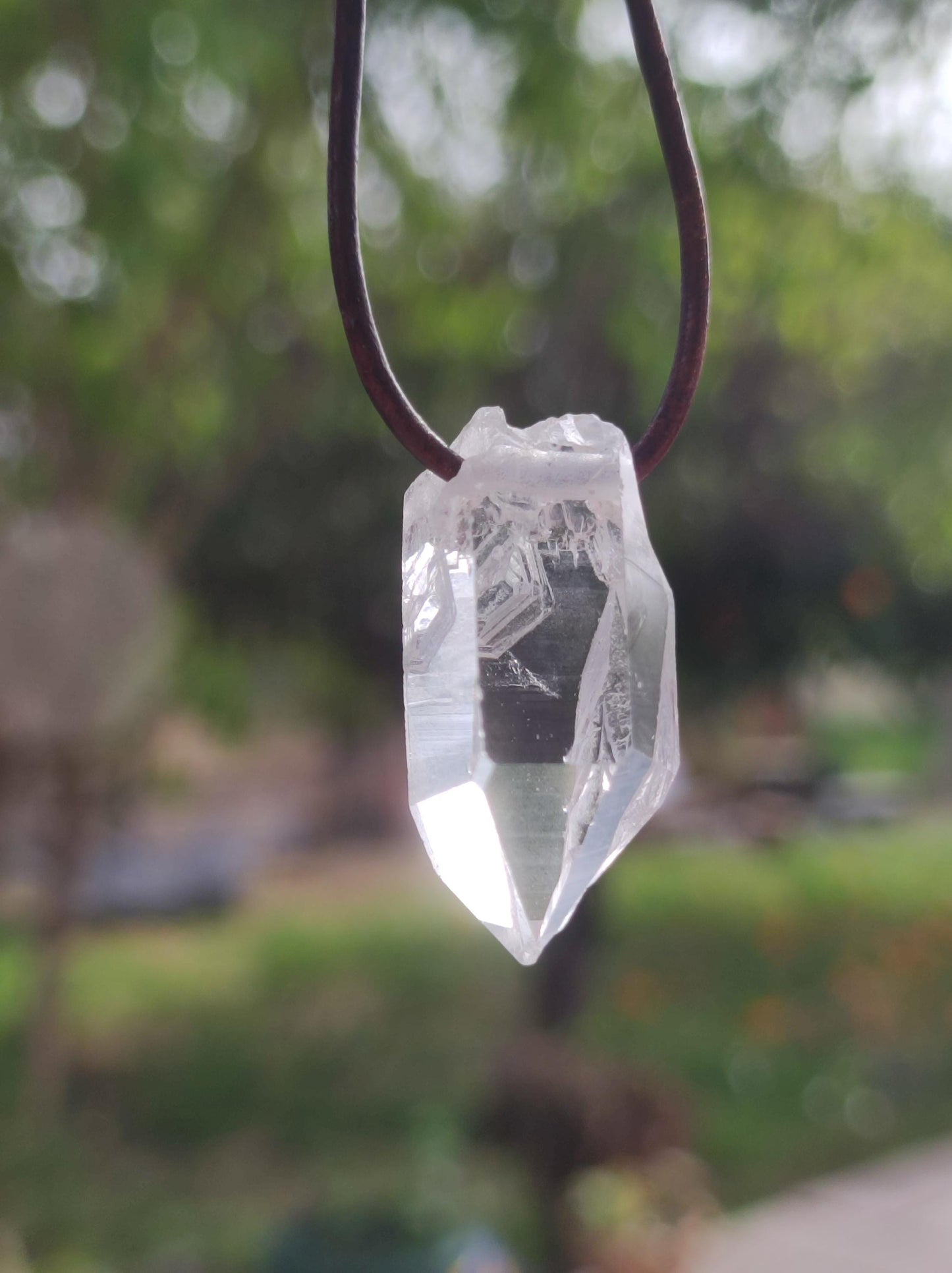 Pointe A de cristal de roche / quartz clair - Collier en pierre précieuse naturelle transparente, protectrice et guérissante. Cadeau pour homme, femme, ami(e), chakra porte-bonheur.