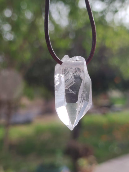 Pointe A de cristal de roche / quartz clair - Collier en pierre précieuse naturelle transparente, protectrice et guérissante. Cadeau pour homme, femme, ami(e), chakra porte-bonheur.