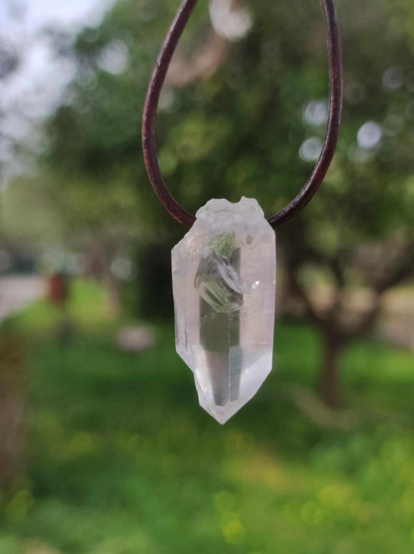 Pointe A de cristal de roche / quartz clair - Collier en pierre précieuse naturelle transparente, protectrice et guérissante. Cadeau pour homme, femme, ami(e), chakra porte-bonheur.