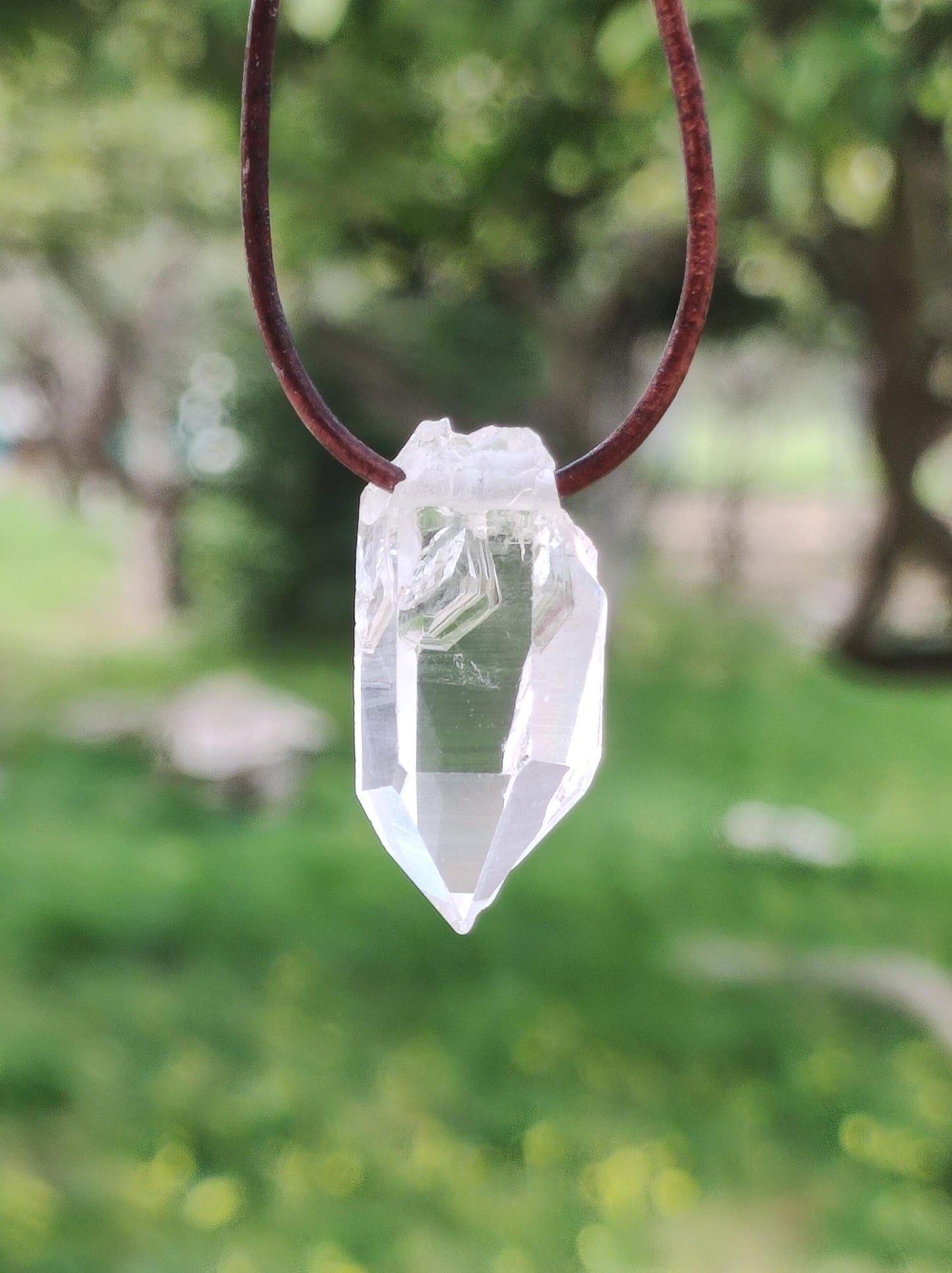 Pointe A de cristal de roche / quartz clair - Collier en pierre précieuse naturelle transparente, protectrice et guérissante. Cadeau pour homme, femme, ami(e), chakra porte-bonheur.