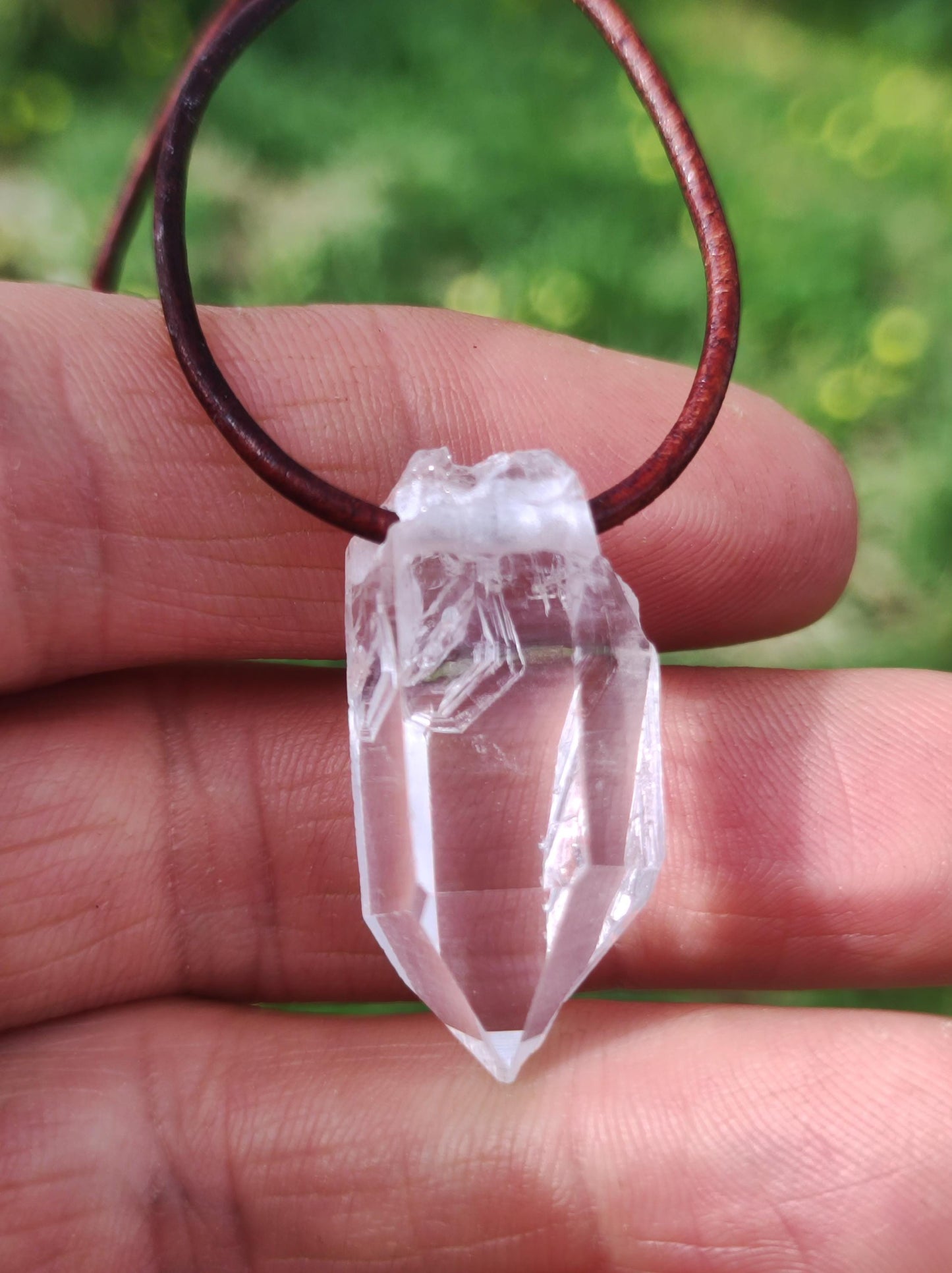 Pointe A de cristal de roche / quartz clair - Collier en pierre précieuse naturelle transparente, protectrice et guérissante. Cadeau pour homme, femme, ami(e), chakra porte-bonheur.