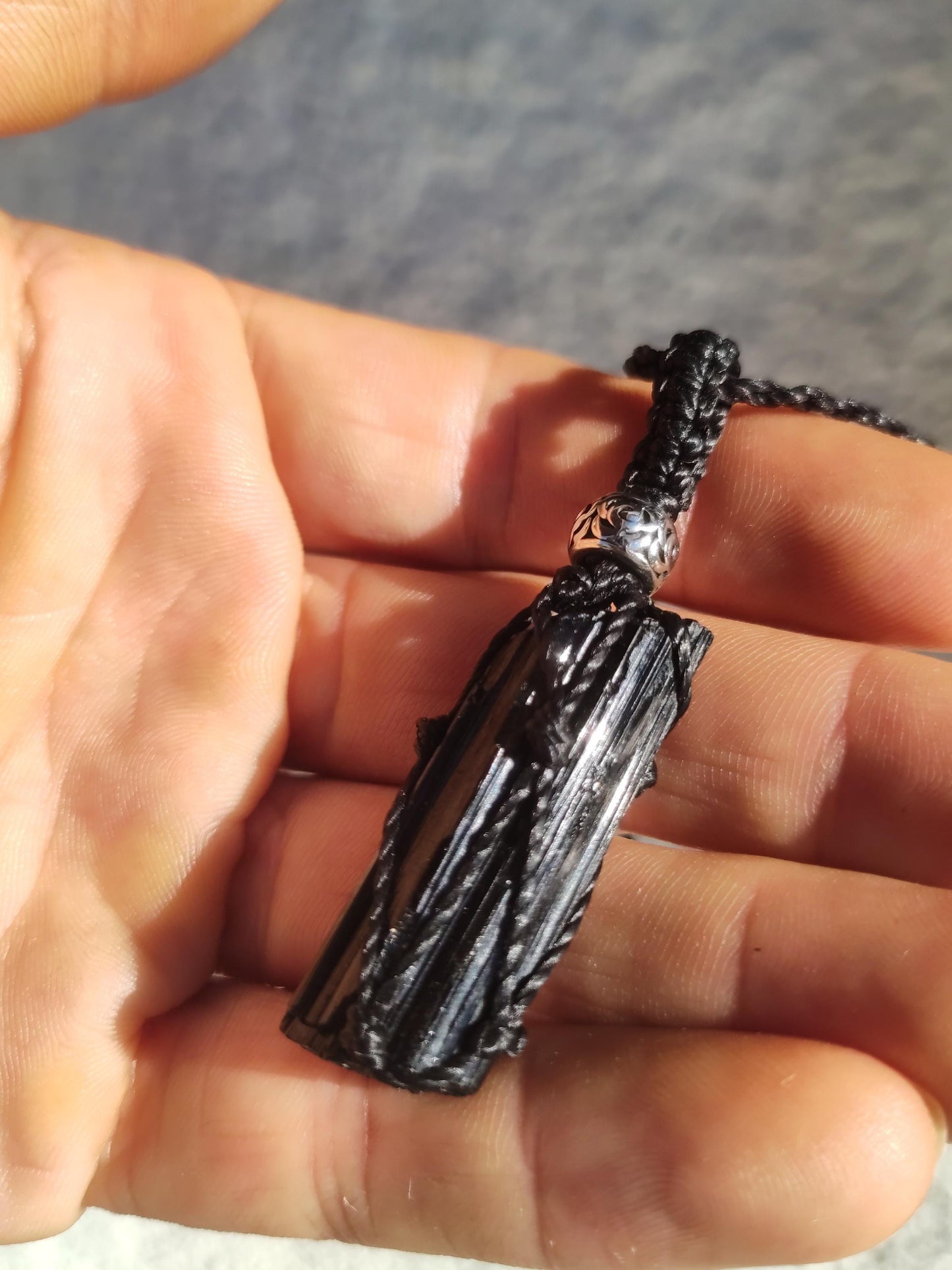 Tourmaline noire (Schörl) ~ Collier de pierres précieuses en macramé ~HIPPIE ~GOA ~Boho ~Ethno ~Nature ~Pierre de guérison ~Flash ~Shimmering ~Grand ~minéral brut
