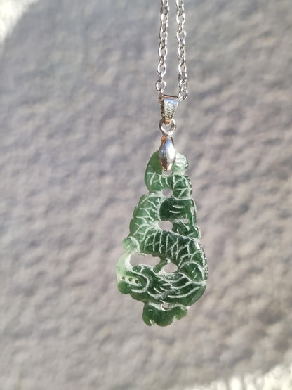 Birmanie Jade Un dragon de qualité *Rarité* Collier de pierres précieuses HIPPIE Boho Ethnique Pierre de guérison naturelle Rareté Bijoux en cristal Pendentif Nature Power Stone
