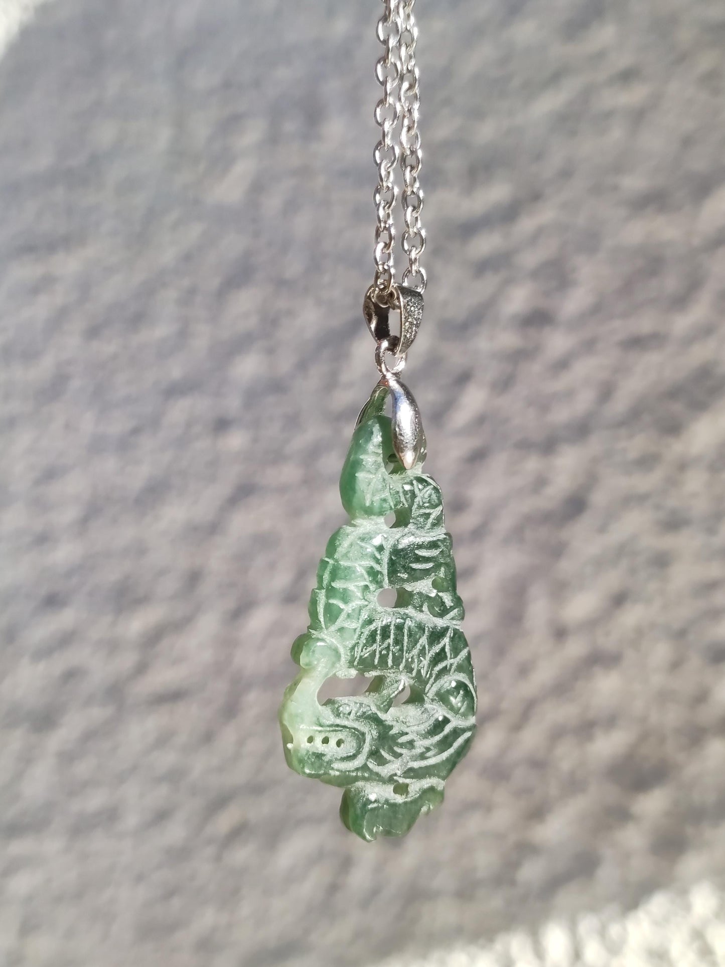 Birmanie Jade Un dragon de qualité *Rarité* Collier de pierres précieuses HIPPIE Boho Ethnique Pierre de guérison naturelle Rareté Bijoux en cristal Pendentif Nature Power Stone