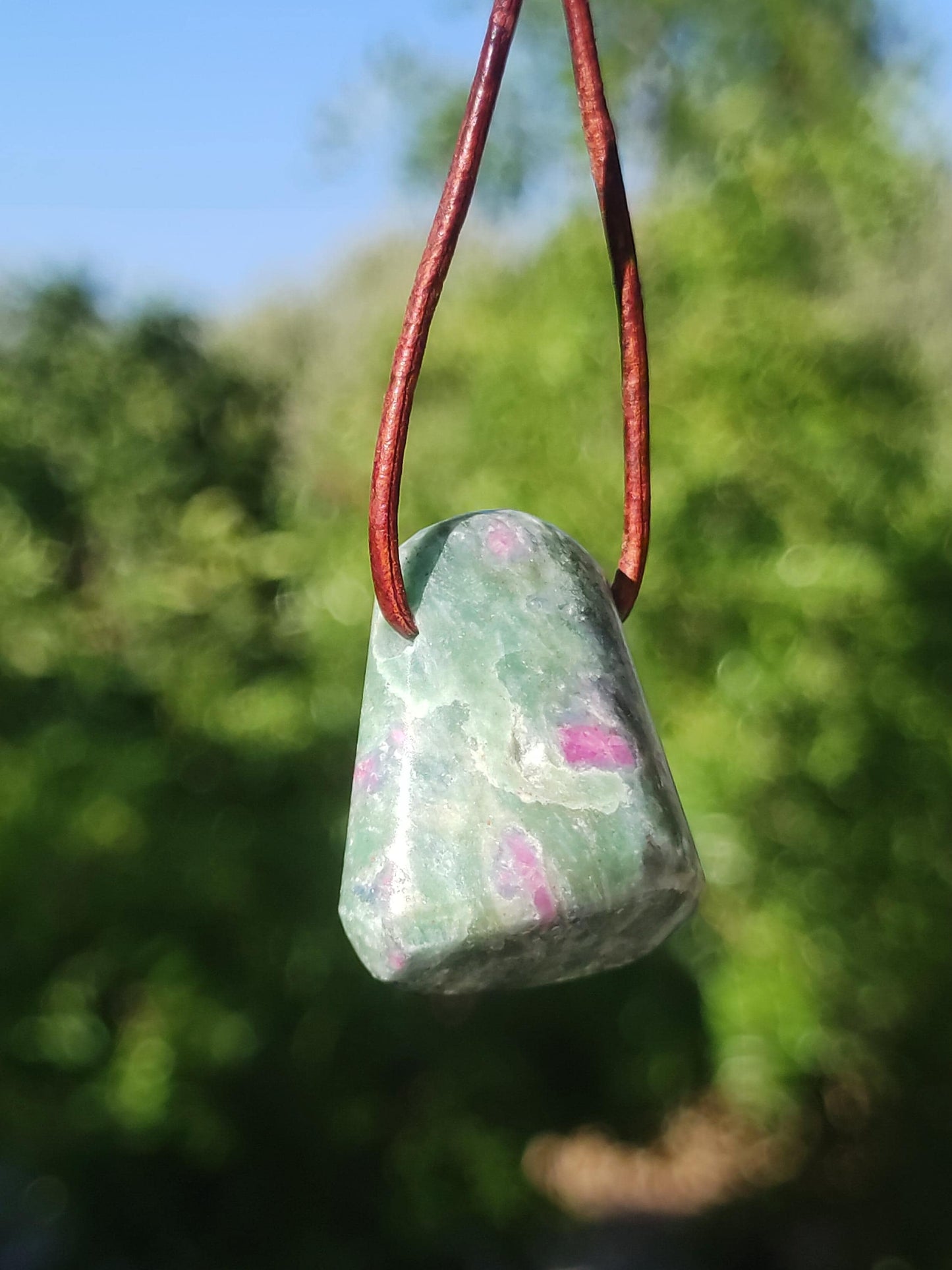 Collier en rubis et fuchsite, pierres précieuses vertes et rouges, style hippie, goa, bohème, ethnique, nature, guérison, cristaux, bijoux, pendentif, cadeau pour homme et femme.