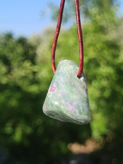 Collier en rubis et fuchsite, pierres précieuses vertes et rouges, style hippie, goa, bohème, ethnique, nature, guérison, cristaux, bijoux, pendentif, cadeau pour homme et femme.