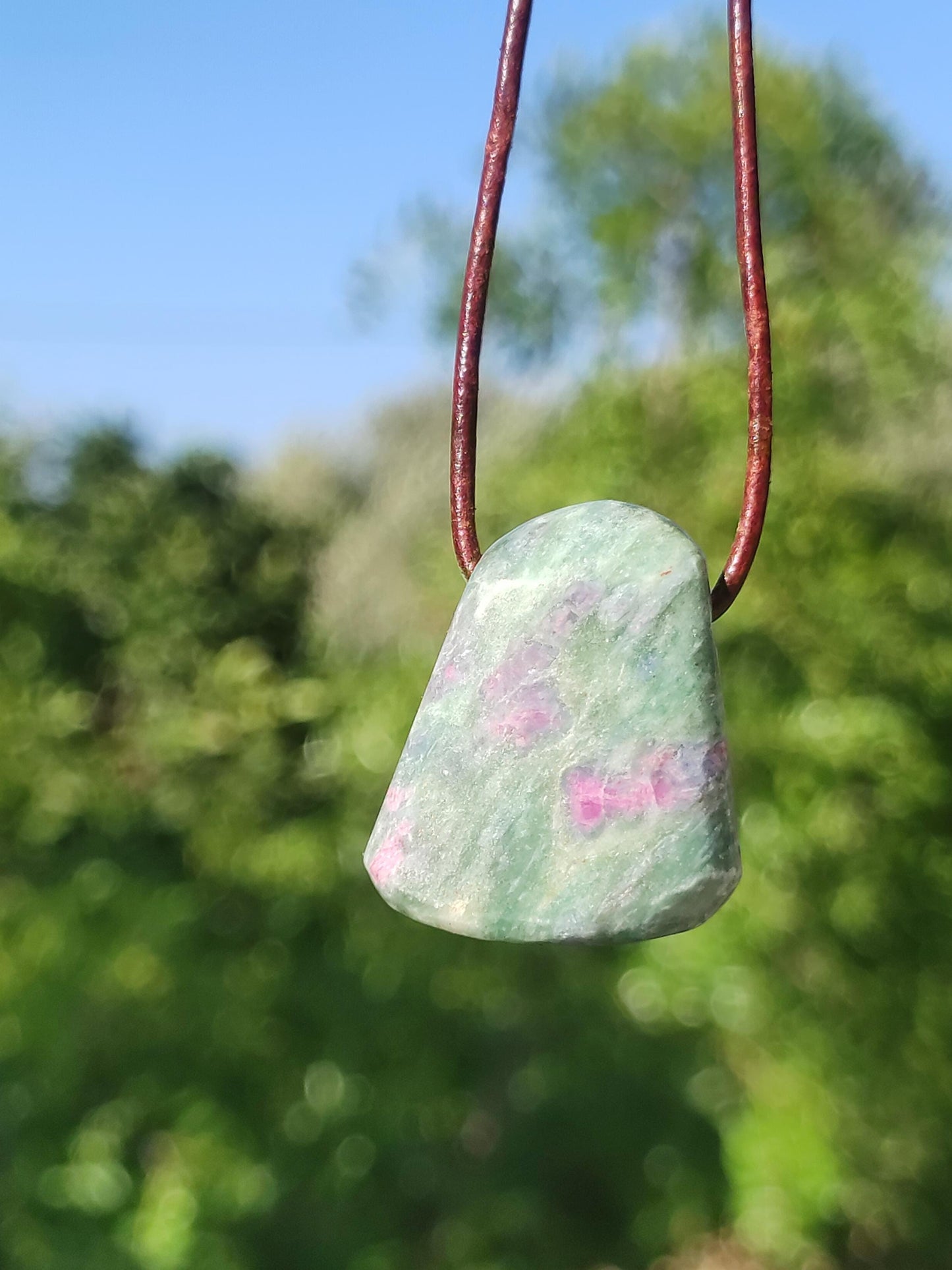 Collier en rubis et fuchsite, pierres précieuses vertes et rouges, style hippie, goa, bohème, ethnique, nature, guérison, cristaux, bijoux, pendentif, cadeau pour homme et femme.