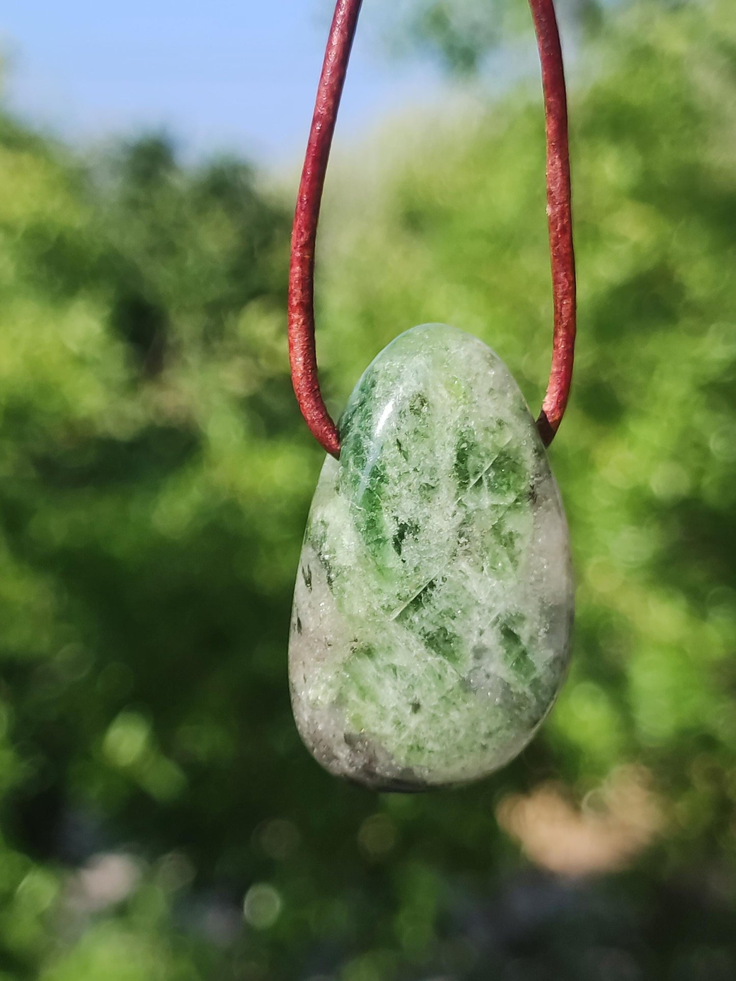 Diopside ~ Collier de pierres précieuses vert HIPPIE GOA Boho ethnique pierre de guérison naturelle rareté cristaux bijoux pendentif pierre naturelle Russie cadeau magique