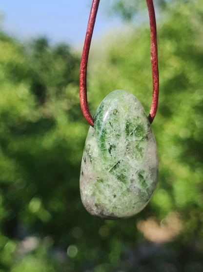 Diopside ~ Collier de pierres précieuses vert HIPPIE GOA Boho ethnique pierre de guérison naturelle rareté cristaux bijoux pendentif pierre naturelle Russie cadeau magique