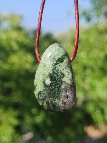 Diopside ~ Collier de pierres précieuses vert HIPPIE GOA Boho ethnique pierre de guérison naturelle rareté cristaux bijoux pendentif pierre naturelle Russie cadeau magique