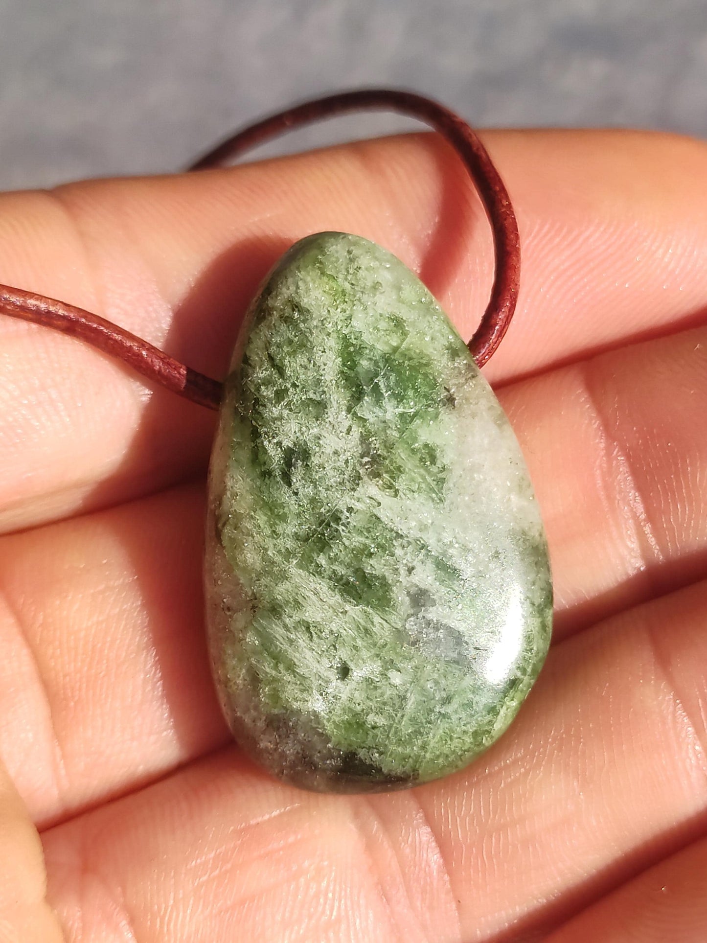 Diopside ~ Collier de pierres précieuses vert HIPPIE GOA Boho ethnique pierre de guérison naturelle rareté cristaux bijoux pendentif pierre naturelle Russie cadeau magique