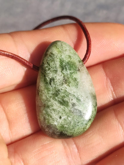 Diopside ~ Collier de pierres précieuses vert HIPPIE GOA Boho ethnique pierre de guérison naturelle rareté cristaux bijoux pendentif pierre naturelle Russie cadeau magique