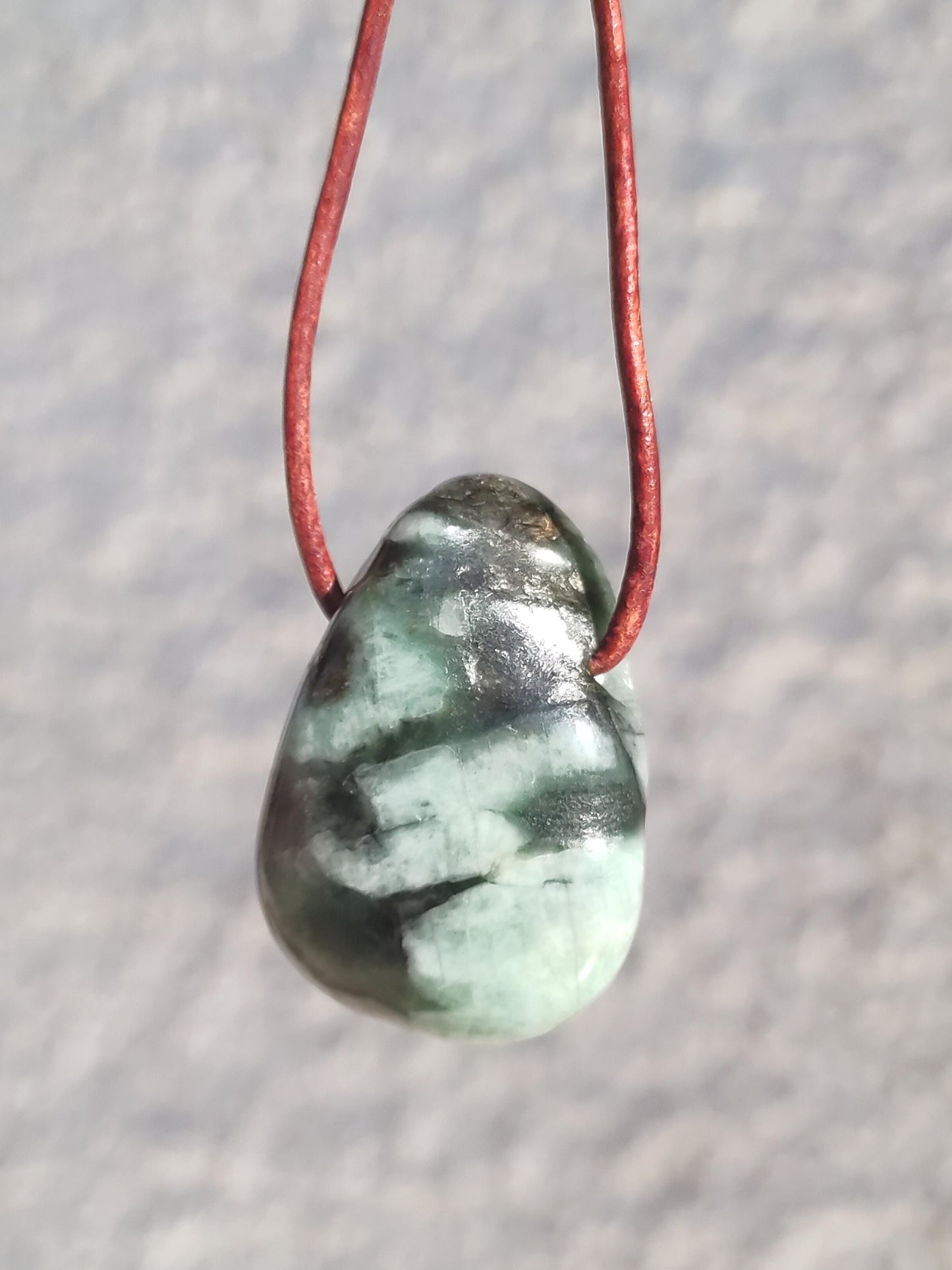 Collier de pierres précieuses émeraude / émeraude vert noir naturel HIPPIE GOA Boho ethnique pierre de guérison cristaux bijoux pendentif homme femme cadeau il elle