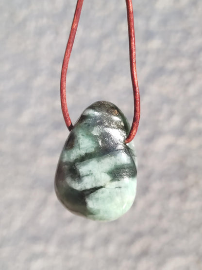 Collier de pierres précieuses émeraude / émeraude vert noir naturel HIPPIE GOA Boho ethnique pierre de guérison cristaux bijoux pendentif homme femme cadeau il elle