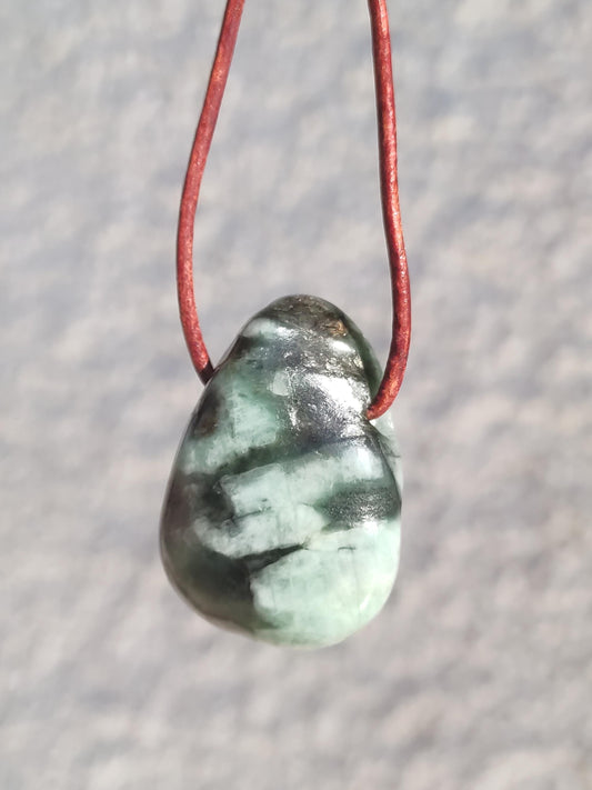 Collier de pierres précieuses émeraude / émeraude vert noir naturel HIPPIE GOA Boho ethnique pierre de guérison cristaux bijoux pendentif homme femme cadeau il elle