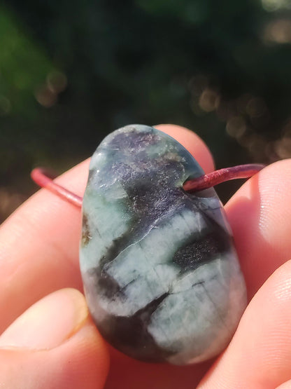 Collier de pierres précieuses émeraude / émeraude vert noir naturel HIPPIE GOA Boho ethnique pierre de guérison cristaux bijoux pendentif homme femme cadeau il elle