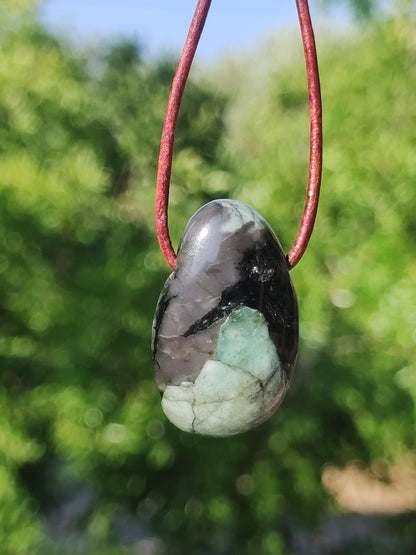 Collier de pierres précieuses émeraude / émeraude vert noir naturel HIPPIE GOA Boho ethnique pierre de guérison cristaux bijoux pendentif homme femme cadeau il elle