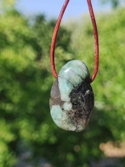 Collier de pierres précieuses émeraude / émeraude vert noir naturel HIPPIE GOA Boho ethnique pierre de guérison cristaux bijoux pendentif homme femme cadeau il elle