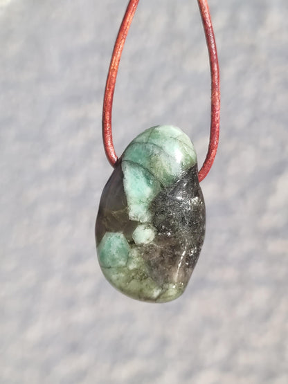 Collier de pierres précieuses émeraude / émeraude vert noir naturel HIPPIE GOA Boho ethnique pierre de guérison cristaux bijoux pendentif homme femme cadeau il elle