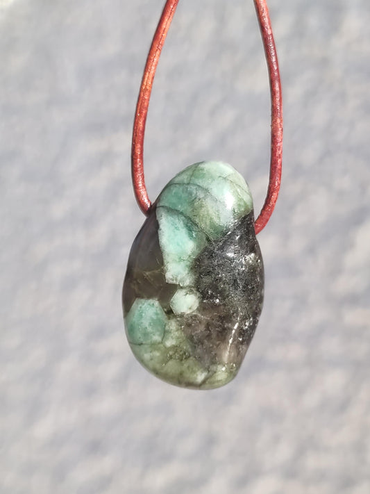 Collier de pierres précieuses émeraude / émeraude vert noir naturel HIPPIE GOA Boho ethnique pierre de guérison cristaux bijoux pendentif homme femme cadeau il elle