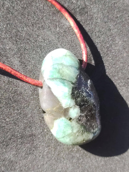 Collier de pierres précieuses émeraude / émeraude vert noir naturel HIPPIE GOA Boho ethnique pierre de guérison cristaux bijoux pendentif homme femme cadeau il elle