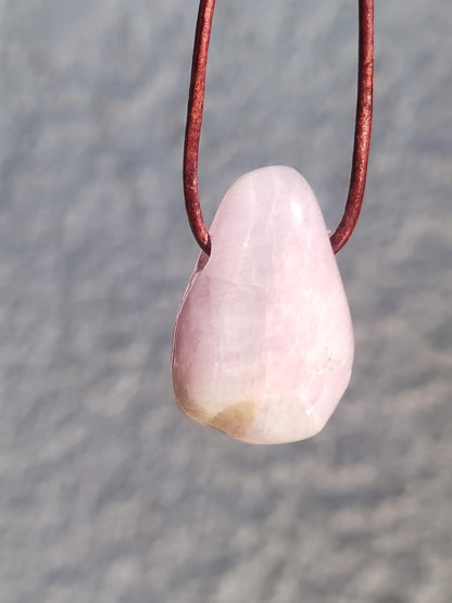 Kunzite A - Collier de pierres précieuses Pierre de guérison Rose Rose Rareté Homme Femme Chanceux HIPPIE GOA Boho Tibet Ethnique Naturel Rareté Cadeau Lui Son Homme Femme