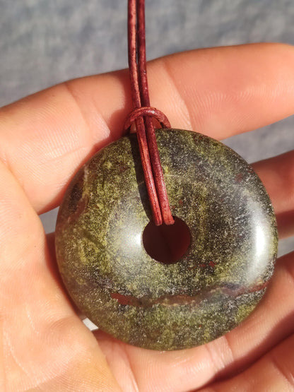 Sang de dragon 40 mm / Jaspe dragon / Quartz épidote ~ Collier de pierres précieuses ~ HIPPIE ~ GOA ~ Boho ~ Tibet ~ Ethno ~ Nature ~ Donut ~ Symbole de protection ~ Pierre de guérison