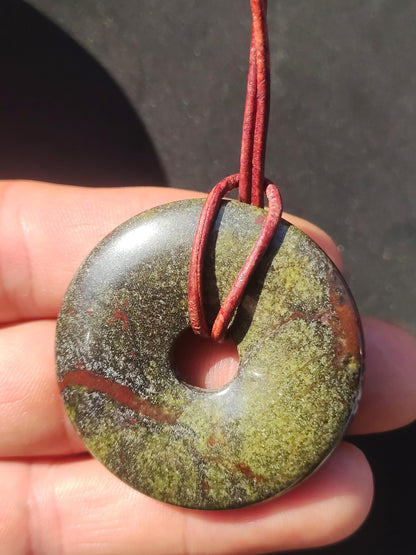 Sang de dragon 40 mm / Jaspe dragon / Quartz épidote ~ Collier de pierres précieuses ~ HIPPIE ~ GOA ~ Boho ~ Tibet ~ Ethno ~ Nature ~ Donut ~ Symbole de protection ~ Pierre de guérison