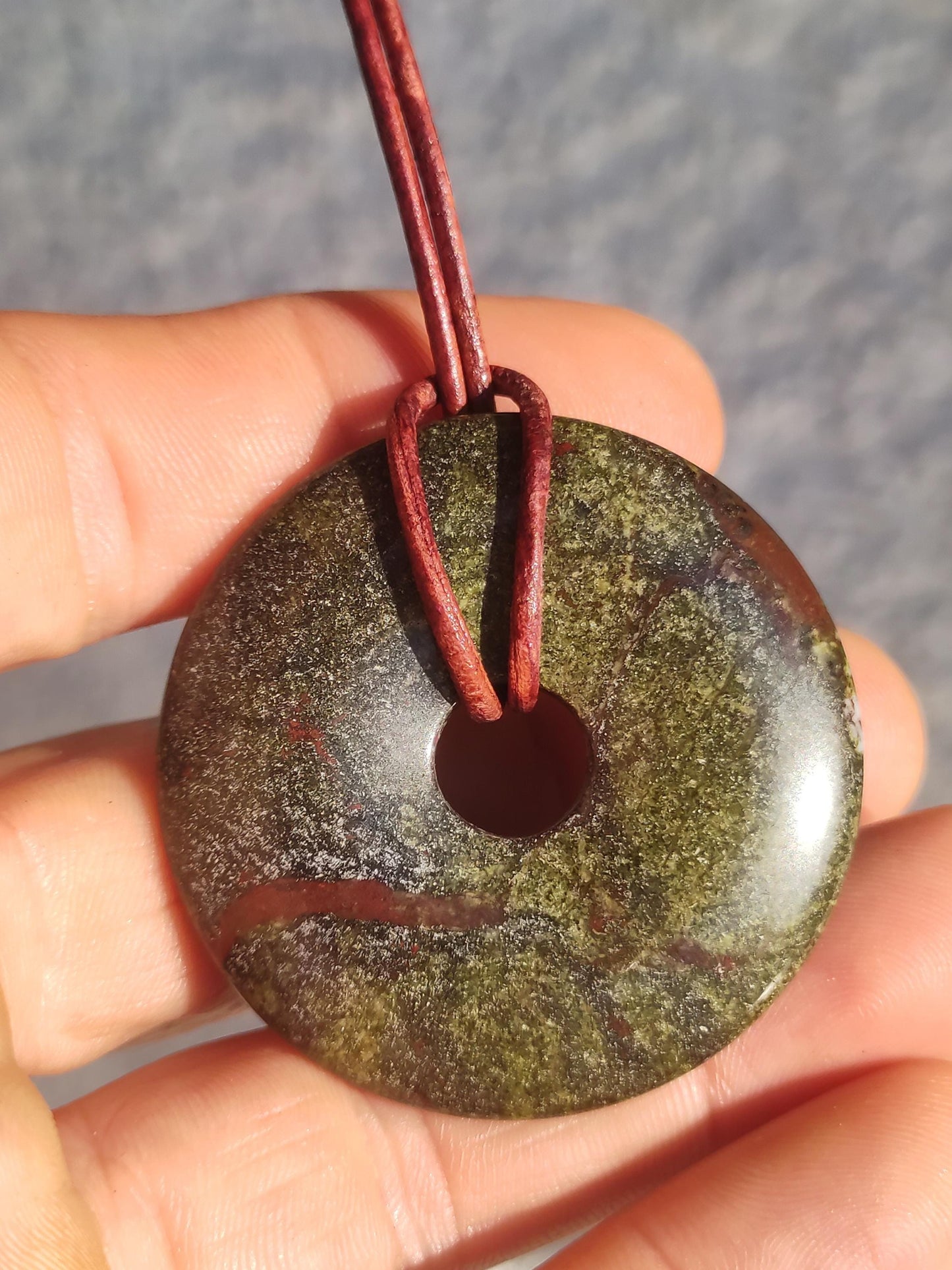 Sang de dragon 40 mm / Jaspe dragon / Quartz épidote ~ Collier de pierres précieuses ~ HIPPIE ~ GOA ~ Boho ~ Tibet ~ Ethno ~ Nature ~ Donut ~ Symbole de protection ~ Pierre de guérison