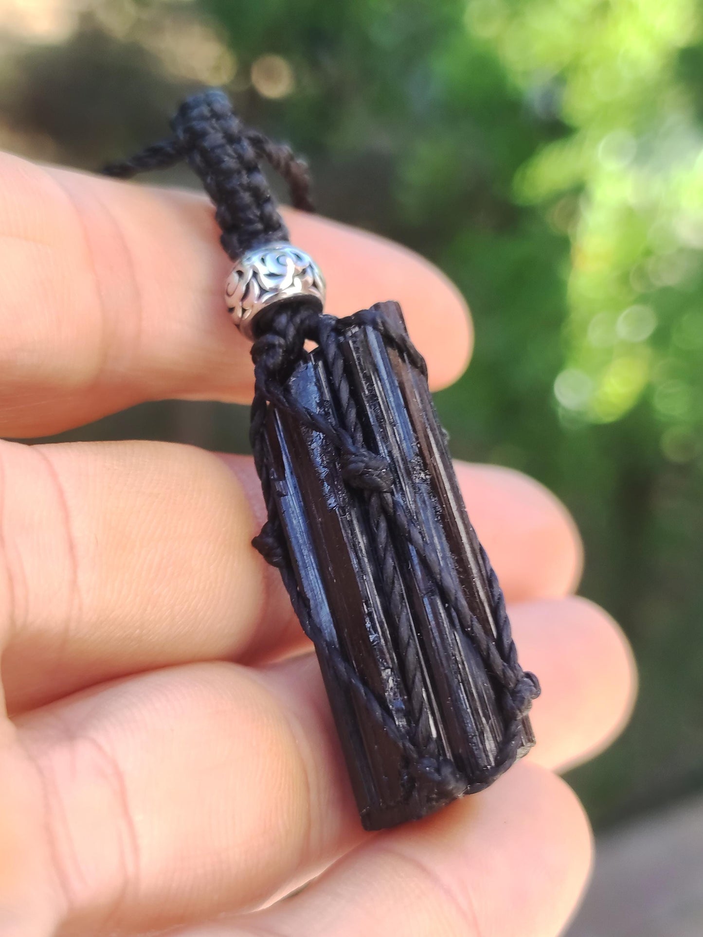 Tourmaline noire (Schörl) ~ Collier de pierres précieuses en macramé ~HIPPIE ~GOA ~Boho ~Ethno ~Nature ~Pierre de guérison ~Flash ~Shimmering ~Grand ~minéral brut