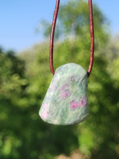 Collier en rubis et fuchsite, pierres précieuses vertes et rouges, style hippie, goa, bohème, ethnique, nature, guérison, cristaux, bijoux, pendentif, cadeau pour homme et femme.