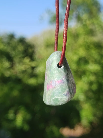 Collier en rubis et fuchsite, pierres précieuses vertes et rouges, style hippie, goa, bohème, ethnique, nature, guérison, cristaux, bijoux, pendentif, cadeau pour homme et femme.