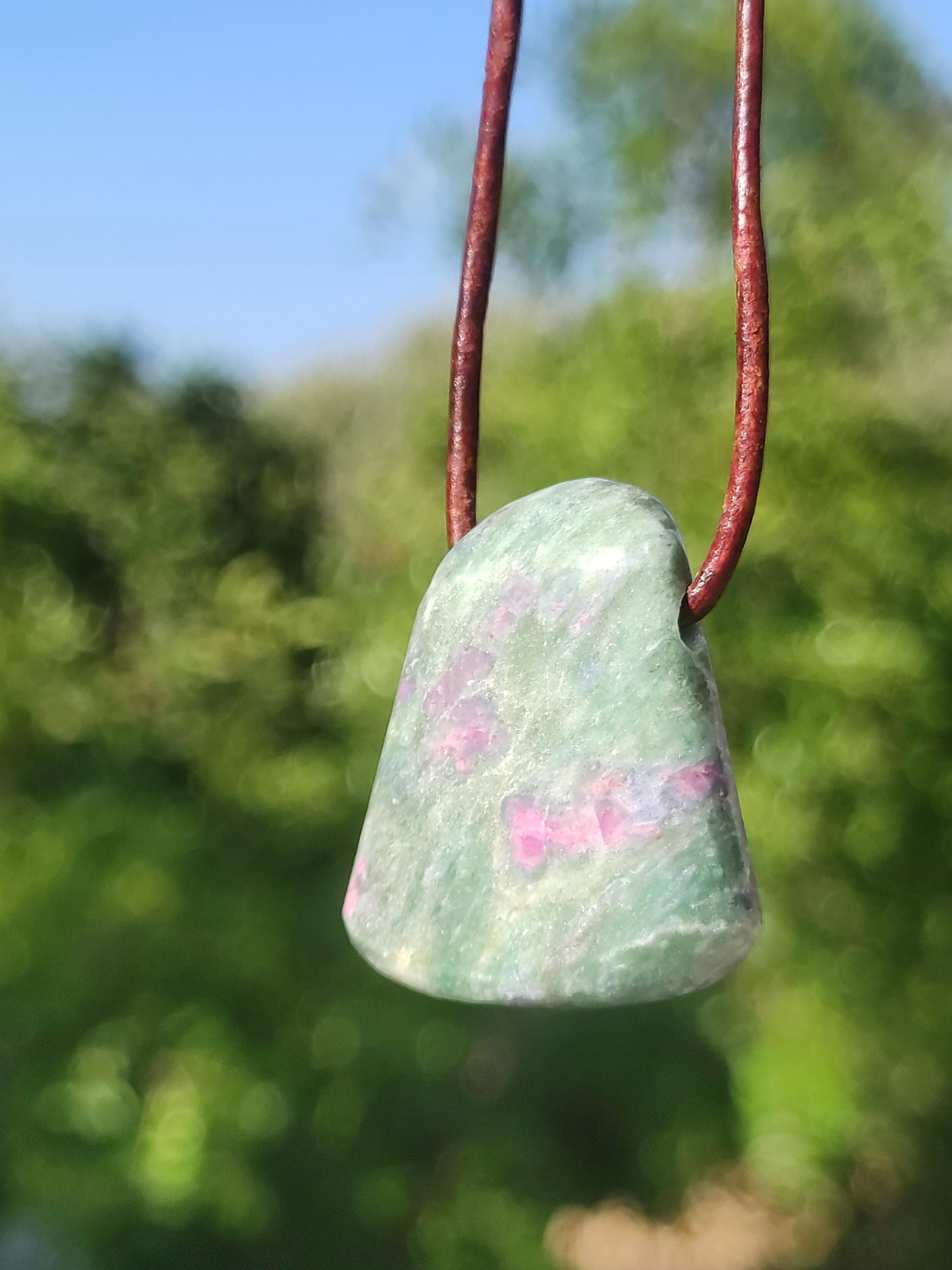 Collier en rubis et fuchsite, pierres précieuses vertes et rouges, style hippie, goa, bohème, ethnique, nature, guérison, cristaux, bijoux, pendentif, cadeau pour homme et femme.