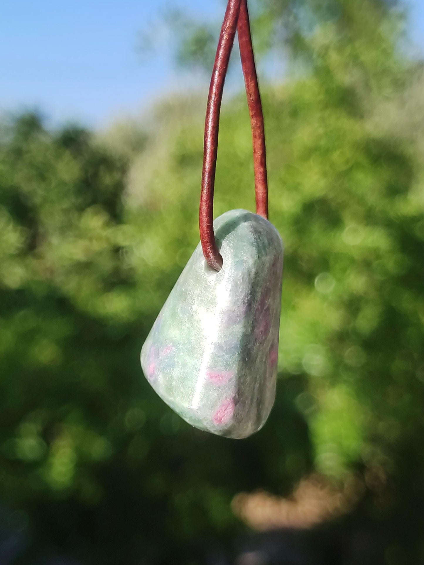 Collier en rubis et fuchsite, pierres précieuses vertes et rouges, style hippie, goa, bohème, ethnique, nature, guérison, cristaux, bijoux, pendentif, cadeau pour homme et femme.