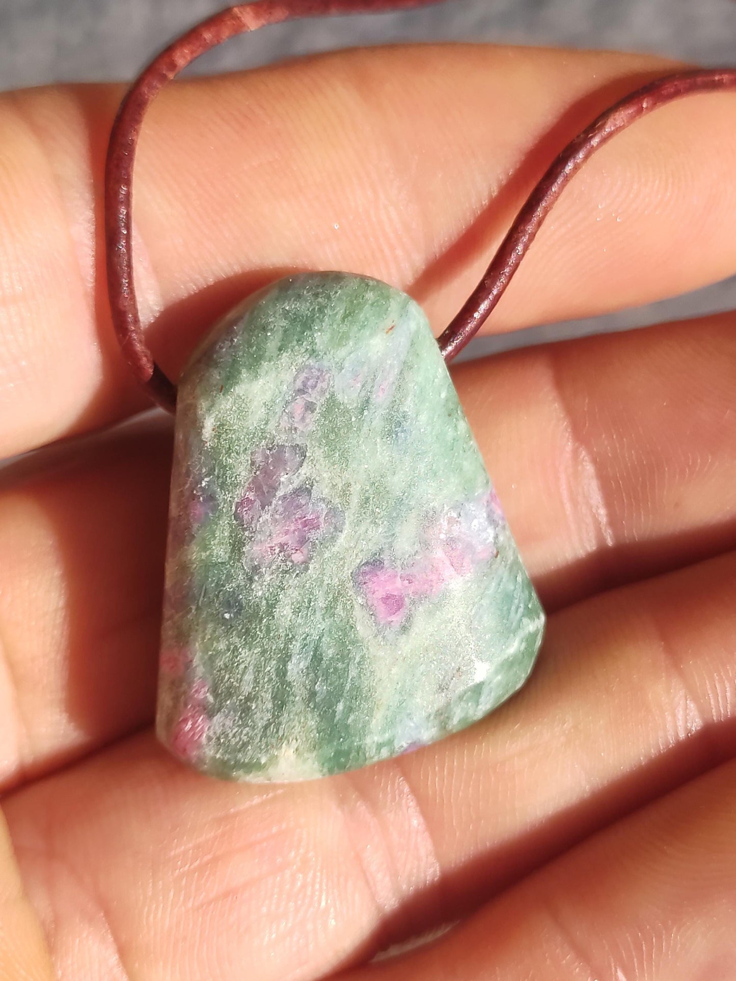 Collier en rubis et fuchsite, pierres précieuses vertes et rouges, style hippie, goa, bohème, ethnique, nature, guérison, cristaux, bijoux, pendentif, cadeau pour homme et femme.