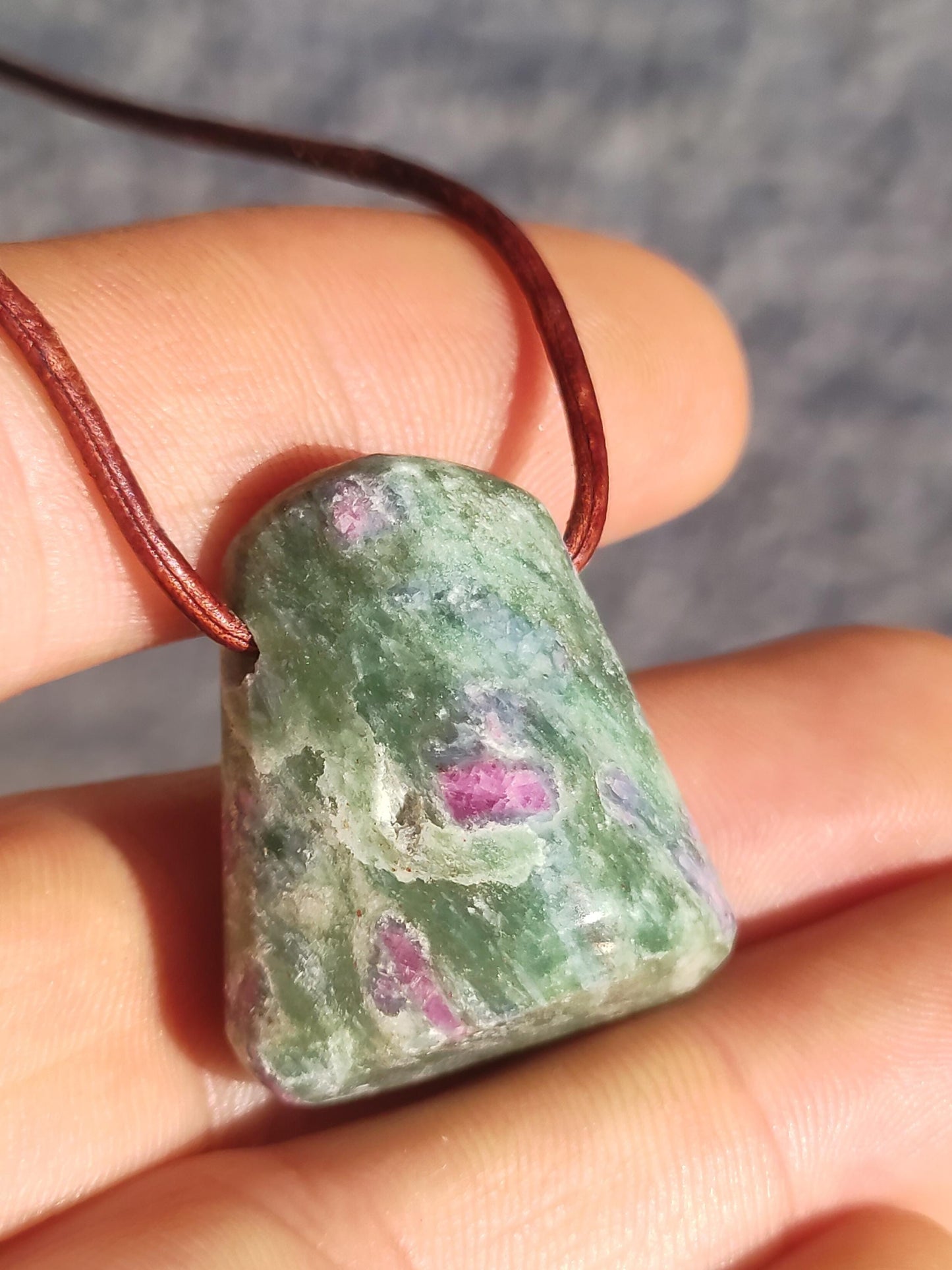 Collier en rubis et fuchsite, pierres précieuses vertes et rouges, style hippie, goa, bohème, ethnique, nature, guérison, cristaux, bijoux, pendentif, cadeau pour homme et femme.