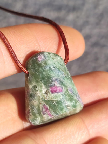 Collier en rubis et fuchsite, pierres précieuses vertes et rouges, style hippie, goa, bohème, ethnique, nature, guérison, cristaux, bijoux, pendentif, cadeau pour homme et femme.