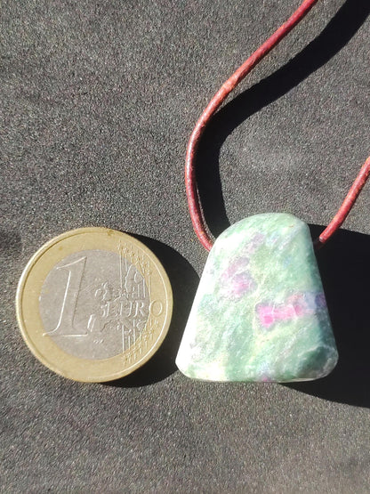 Collier en rubis et fuchsite, pierres précieuses vertes et rouges, style hippie, goa, bohème, ethnique, nature, guérison, cristaux, bijoux, pendentif, cadeau pour homme et femme.