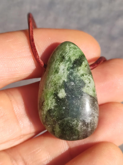 Diopside ~ Collier de pierres précieuses vert HIPPIE GOA Boho ethnique pierre de guérison naturelle rareté cristaux bijoux pendentif pierre naturelle Russie cadeau magique