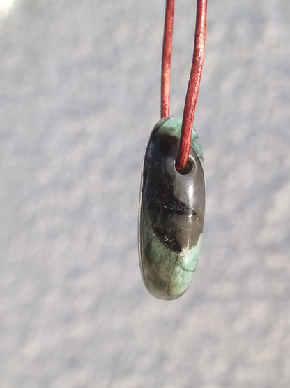 Collier de pierres précieuses émeraude / émeraude vert noir naturel HIPPIE GOA Boho ethnique pierre de guérison cristaux bijoux pendentif homme femme cadeau il elle