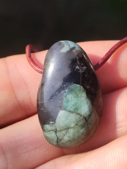 Collier de pierres précieuses émeraude / émeraude vert noir naturel HIPPIE GOA Boho ethnique pierre de guérison cristaux bijoux pendentif homme femme cadeau il elle