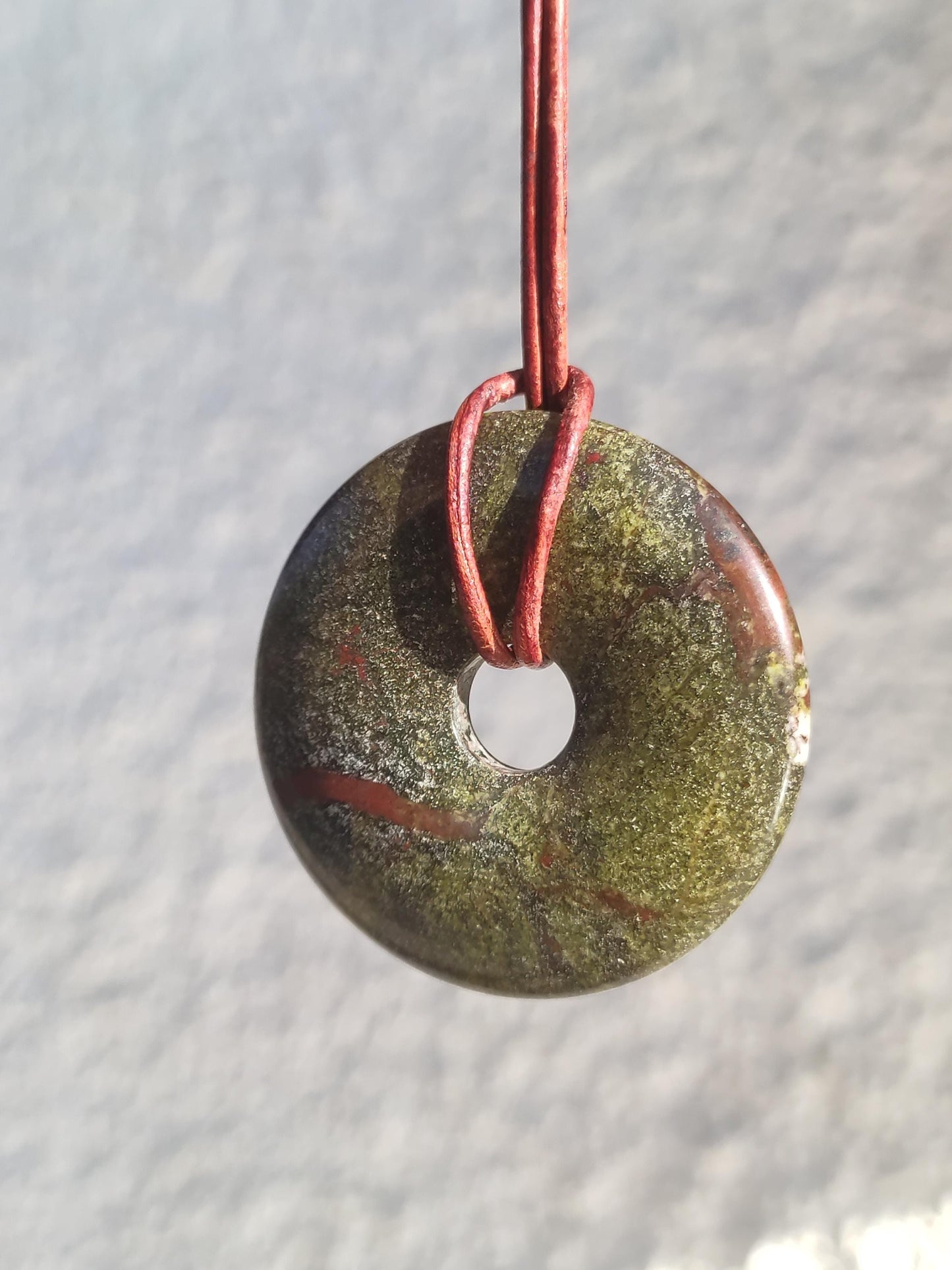 Sang de dragon 40 mm / Jaspe dragon / Quartz épidote ~ Collier de pierres précieuses ~ HIPPIE ~ GOA ~ Boho ~ Tibet ~ Ethno ~ Nature ~ Donut ~ Symbole de protection ~ Pierre de guérison