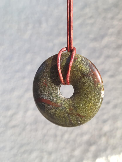 Sang de dragon 40 mm / Jaspe dragon / Quartz épidote ~ Collier de pierres précieuses ~ HIPPIE ~ GOA ~ Boho ~ Tibet ~ Ethno ~ Nature ~ Donut ~ Symbole de protection ~ Pierre de guérison