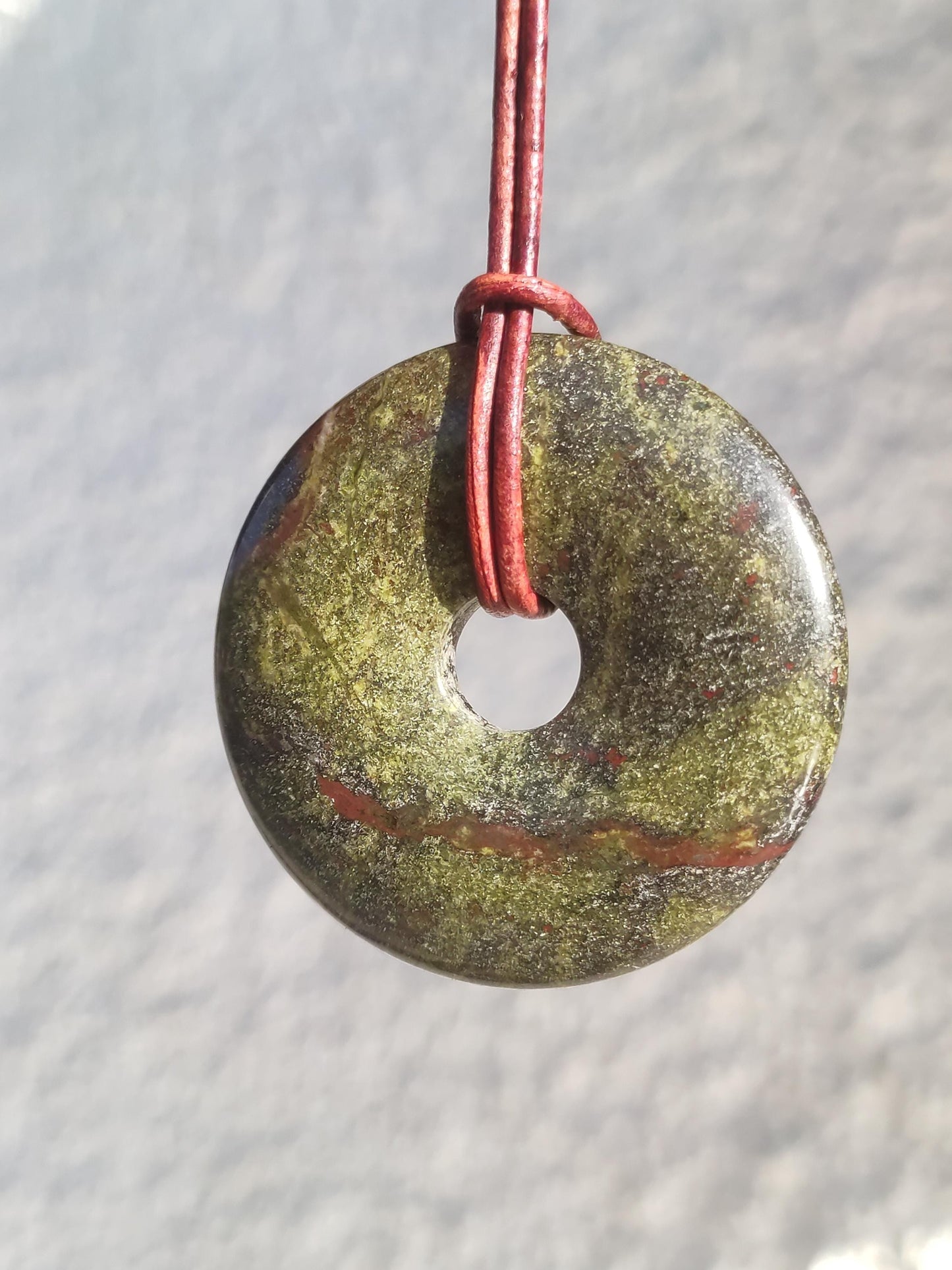 Sang de dragon 40 mm / Jaspe dragon / Quartz épidote ~ Collier de pierres précieuses ~ HIPPIE ~ GOA ~ Boho ~ Tibet ~ Ethno ~ Nature ~ Donut ~ Symbole de protection ~ Pierre de guérison