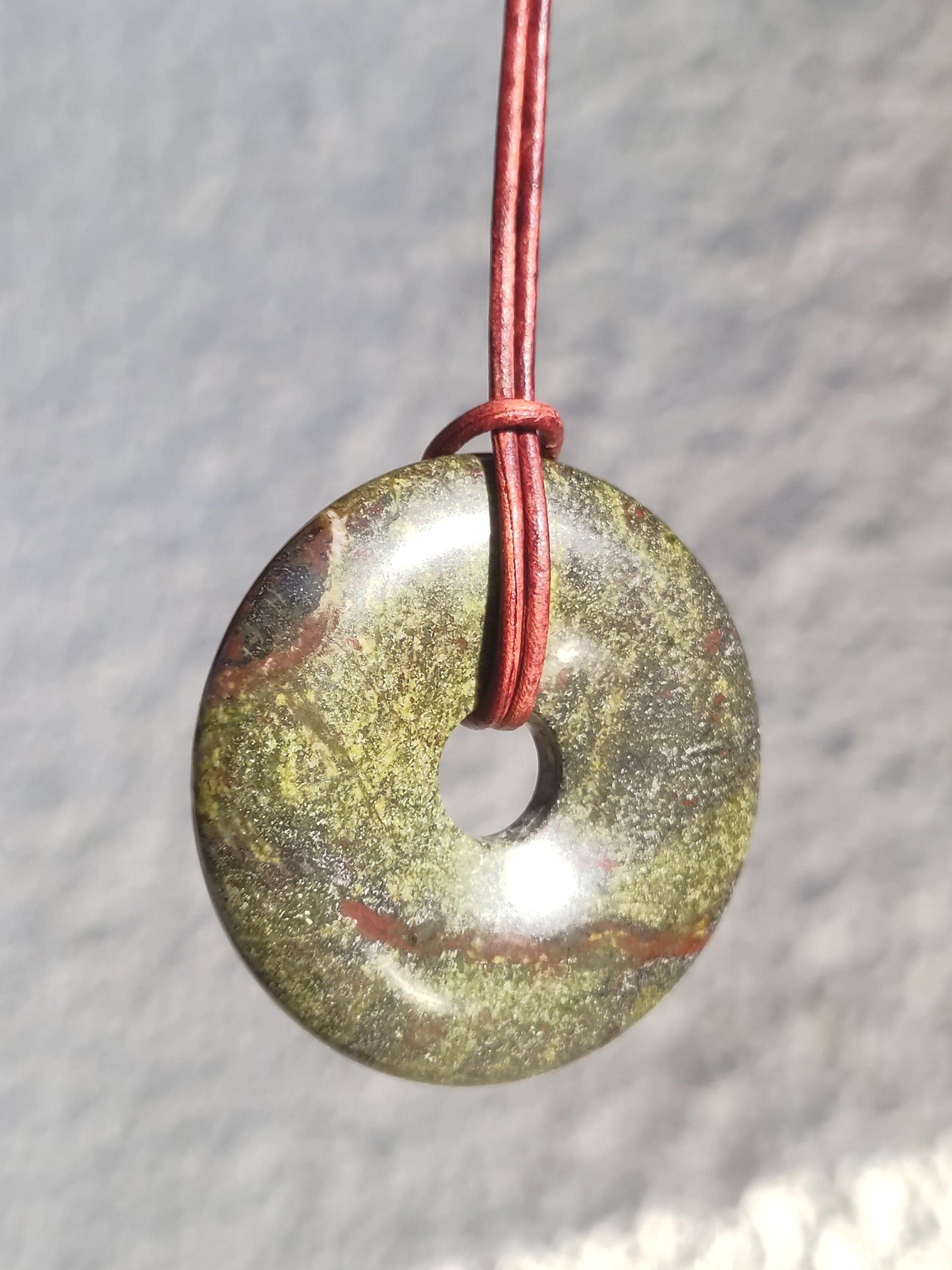 Sang de dragon 40 mm / Jaspe dragon / Quartz épidote ~ Collier de pierres précieuses ~ HIPPIE ~ GOA ~ Boho ~ Tibet ~ Ethno ~ Nature ~ Donut ~ Symbole de protection ~ Pierre de guérison