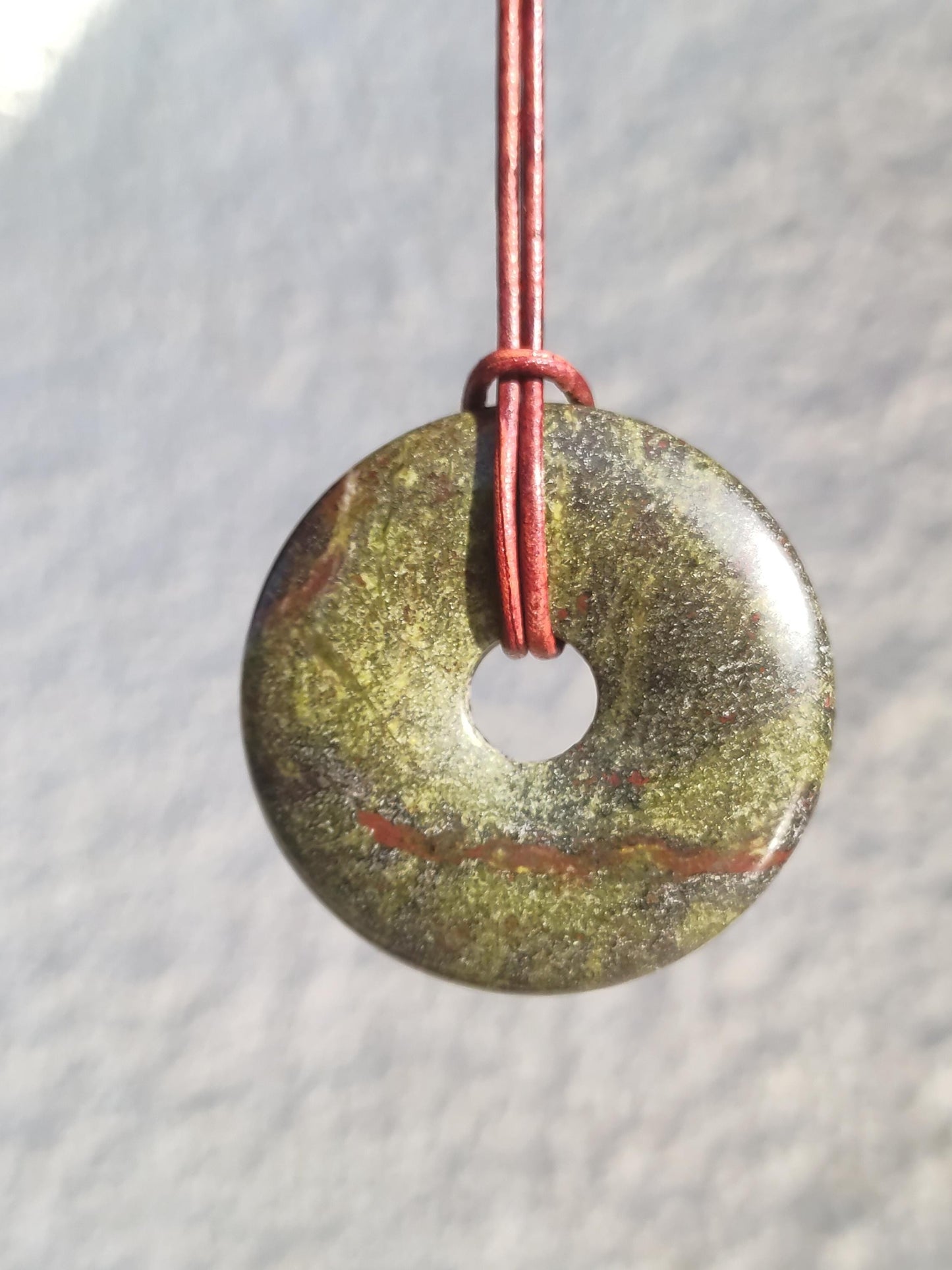 Sang de dragon 40 mm / Jaspe dragon / Quartz épidote ~ Collier de pierres précieuses ~ HIPPIE ~ GOA ~ Boho ~ Tibet ~ Ethno ~ Nature ~ Donut ~ Symbole de protection ~ Pierre de guérison