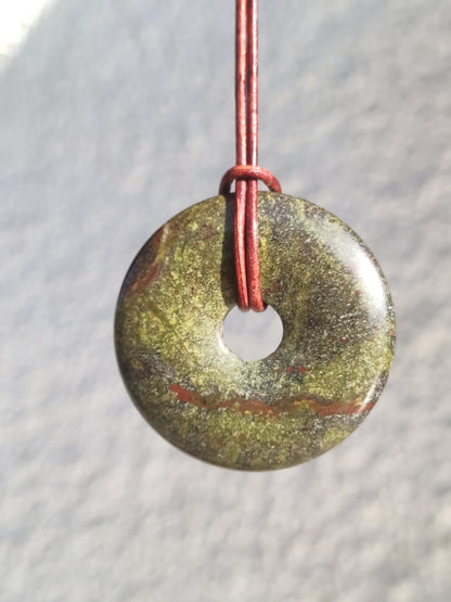 Sang de dragon 40 mm / Jaspe dragon / Quartz épidote ~ Collier de pierres précieuses ~ HIPPIE ~ GOA ~ Boho ~ Tibet ~ Ethno ~ Nature ~ Donut ~ Symbole de protection ~ Pierre de guérison